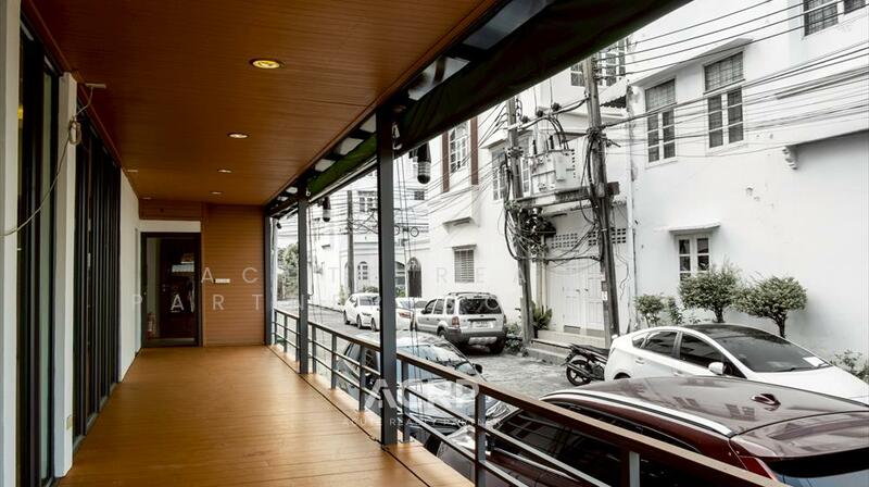 For sale: 3-storey corner townhouse in a prime location on Rama 9, Soi 11, ideal for a restaurant or, Bangkok