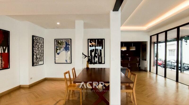 For sale: 3-storey corner townhouse in a prime location on Rama 9, Soi 11, ideal for a restaurant or, Bangkok