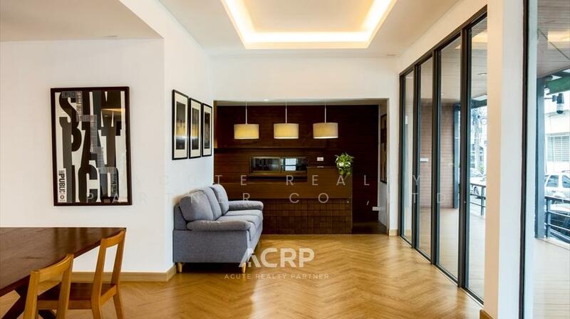 For sale: 3-storey corner townhouse in a prime location on Rama 9, Soi 11, ideal for a restaurant or, Bangkok