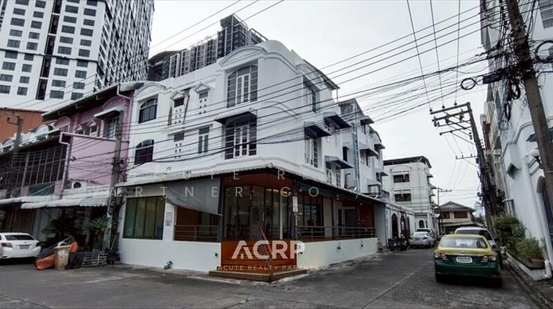 For sale: 3-storey corner townhouse in a prime location on Rama 9, Soi 11, ideal for a restaurant or, Bangkok