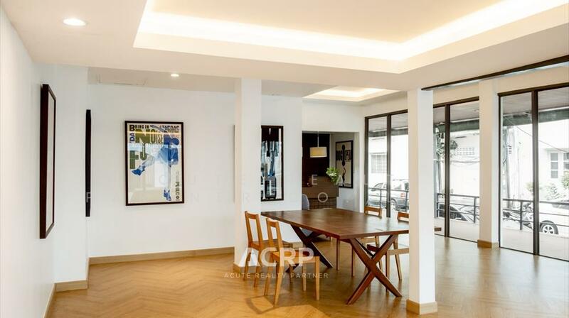 For sale: 3-storey corner townhouse in a prime location on Rama 9, Soi 11, ideal for a restaurant or, Bangkok