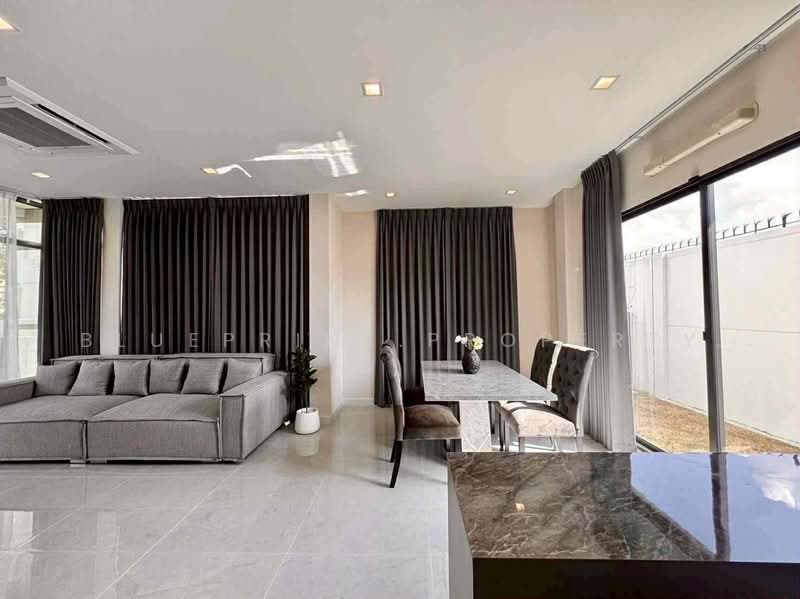 Bangkok Boulevard Bangna KM.5, Samut Prakan