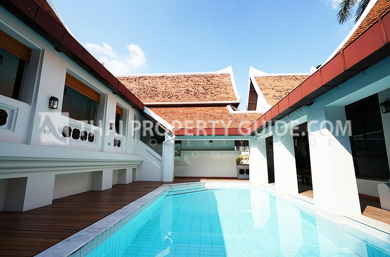 Sale House with Private Pool in Sukhumvit Soi: 39 (All Compound have 4 Unit), Bangkok