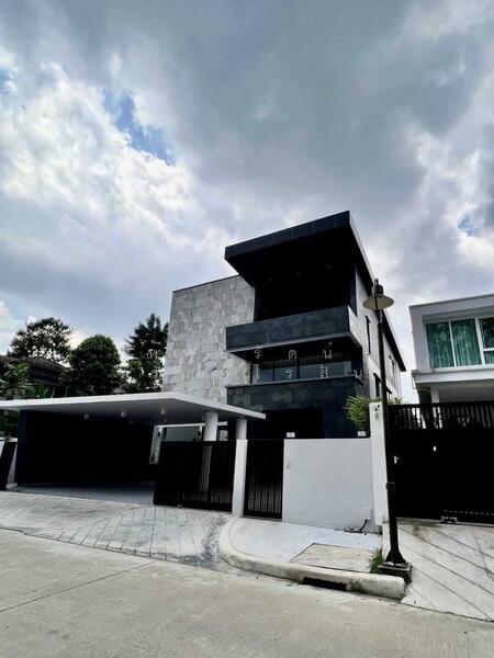 Stunning newly beautiful house with private pool on Ratchadaphisek Road near Wong Sawang intersectio, Bangkok