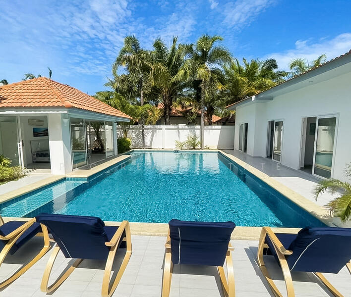 Luxury Pool Villa Near the Beach for Sale on Pratumnak Hill, Chon Buri (Pattaya)