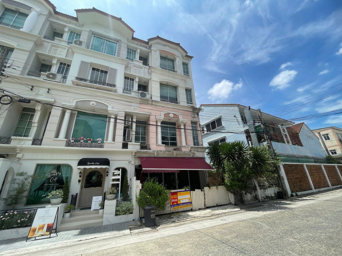 Townhouse project in downtown Rama 9 - Ladprao area.