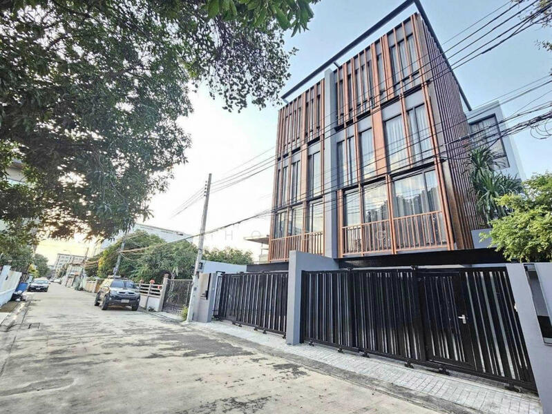Pool Villa 3.5 ชั้น, Bangkok