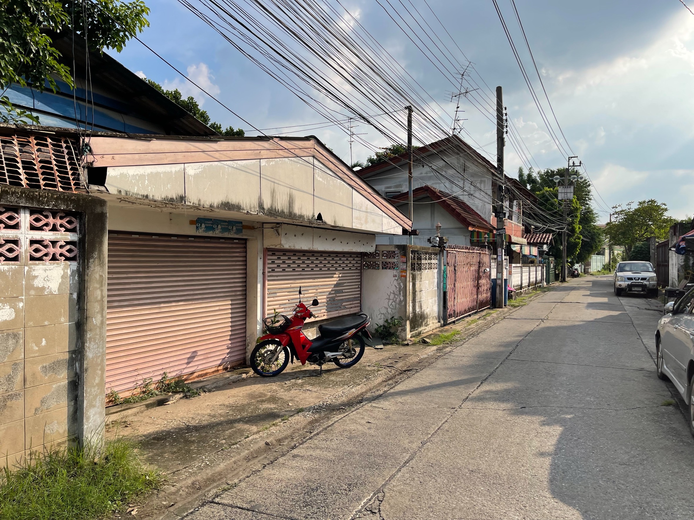 Stand-alone house on Bang Na-Trat Road 18.