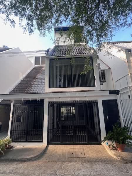 Rare 4BR Townhouse in Sukhumvit 49 with 6-Car Parking Near Samitivej, Bangkok