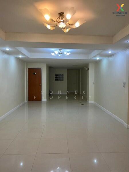 ทาวน์โฮม 2 ชั้น ซอยโรงน้ำแข็ง สนามบินน้ำ 2-storey townhome, Soi Rong Nam Khaeng, Sanambinnam., Nonthaburi