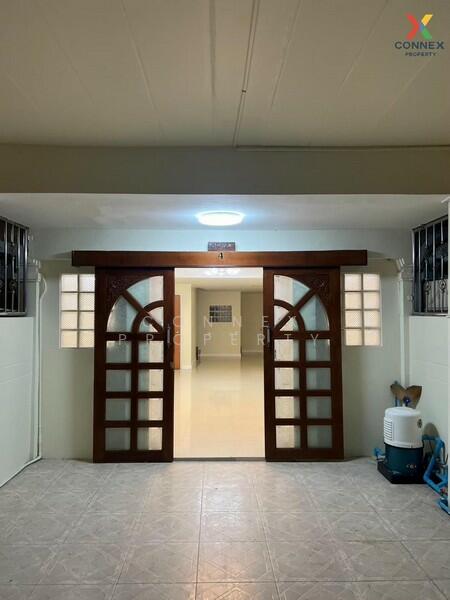 ทาวน์โฮม 2 ชั้น ซอยโรงน้ำแข็ง สนามบินน้ำ 2-storey townhome, Soi Rong Nam Khaeng, Sanambinnam., Nonthaburi