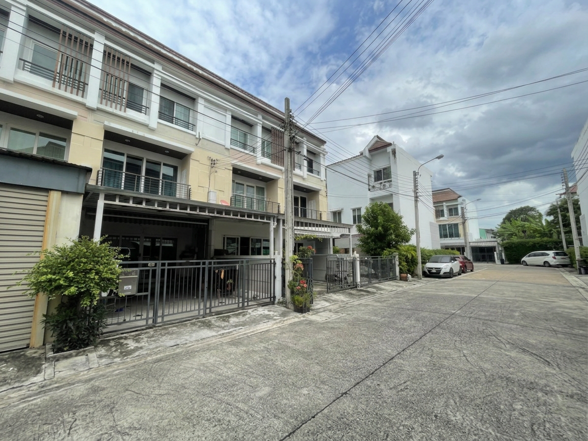ทาวน์เฮ้าส์ 3 ชั้น โครงการบ้านกลางเมือง ลาดพร้าว-เสนา