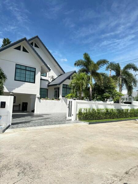 Luxury 3-Storey Pool Villa for Sale – North Pattaya, Chon Buri (Pattaya)