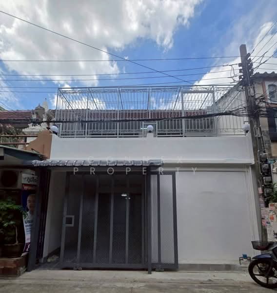 Two-story townhouses in Soi Pracha Rat Bamphen 16, แยก 3, near MRT Huai Khwang., Bangkok