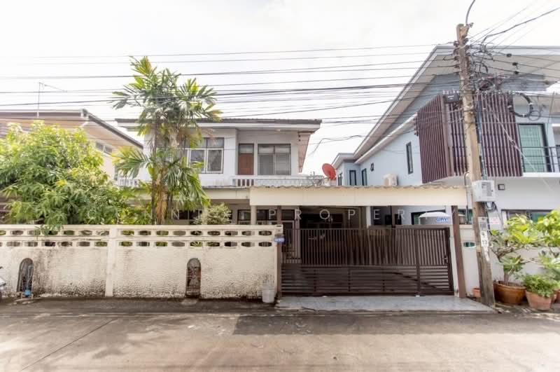 Two-storey detached house in original condition, located in Soi Chok Chai 4, Yaek 46, Lat Phrao area, Bangkok