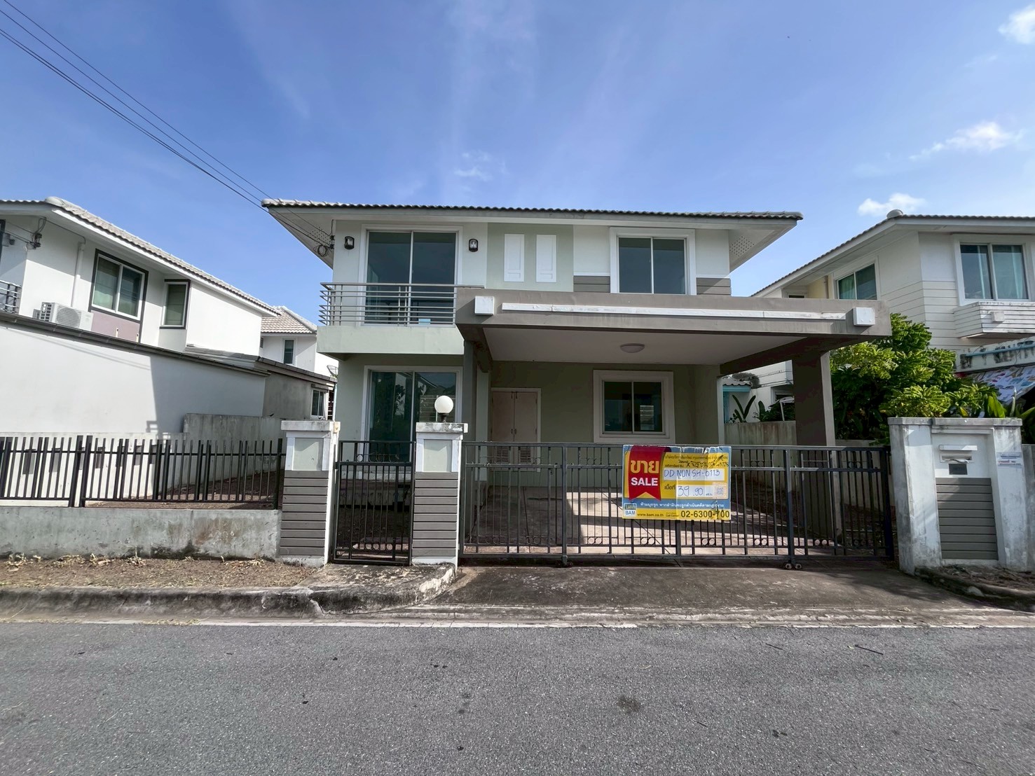 บ้านเดี่ยว โครงการโฮมเพลส วงแหวนรัตนาธิเบศร์ : ปรับปรุงใหม่ มี 3 ห้องนอน 3 ห้องน้ำ พื้นที่ใช้สอย 200 ตารางเมตร มีระเบียง และมีจอดรถในโครงการ