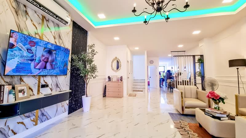 Townhome for Sale Central Pattaya Large Layout High Rental Yield, Chon Buri (Pattaya)