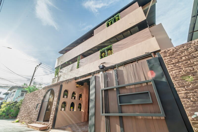 Luxury 3-story Pool Villa for Sale, 60 square wah , Udomsuk-Srinakarin., Bangkok