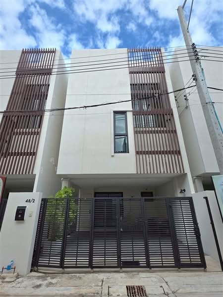 ทาวน์เฮ้าส์ 3 ชั้น 20.2 ตร.ว. ทาวน์เฮ้าส์ ซอยวชิรธรรมสาธิต42 ถนนสุขุมวิท101/1, Bangkok