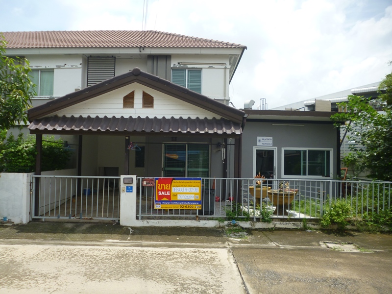 Townhouse project Pruk 78 Chaloem Krung-Ladkrabang, a residential townhouse for sale in the Chaloem Krung-Ladkrabang area, a convenient location with easy access to various public transportation systems, including the Airport Rail Link and the Ladkrabang Bus Terminal.