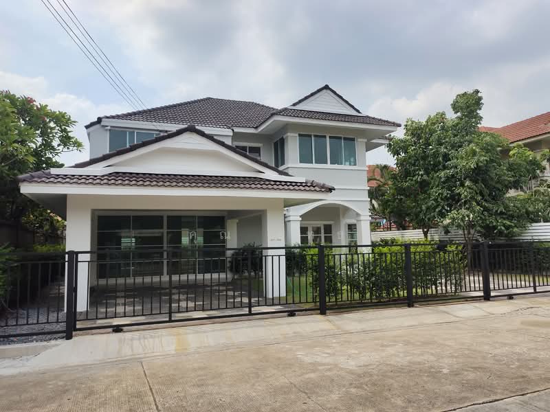 Baan Puntiya Suwinthawong, Bangkok