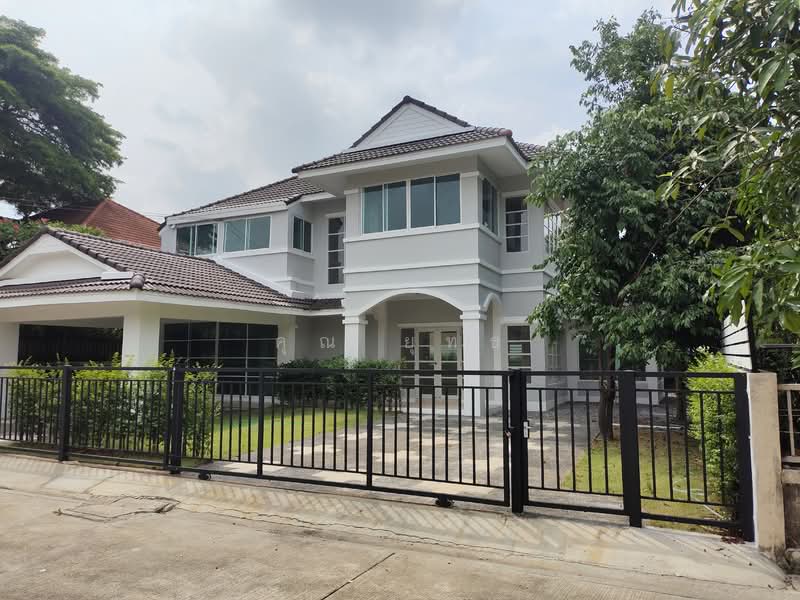 Baan Puntiya Suwinthawong, Bangkok