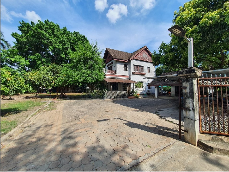 บ้านเดี่ยว 2 ชั้นขนาด 27x15.7 เมตร มีห้องนอน 2 ห้อง และห้องน้ำ 4 ห้อง