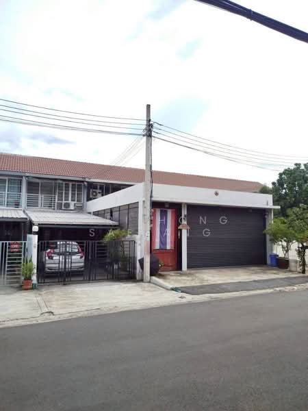 Two adjoining townhouses 66 sq.wa 4 Beds 4 Baths Soi Kamphaeng Phet 6, Laksi, Bangkok