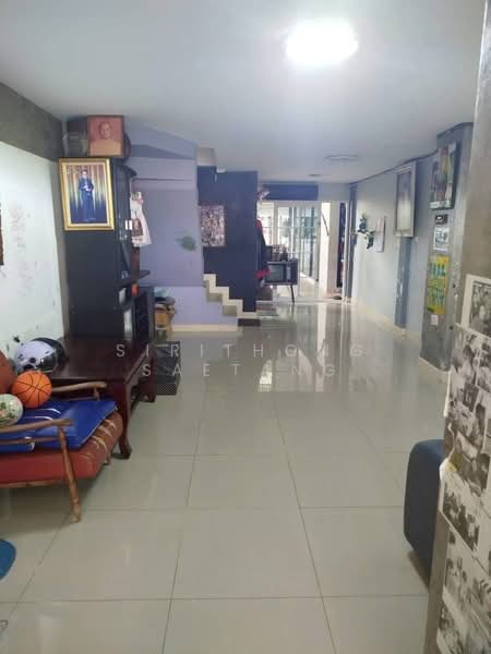 Two adjoining townhouses 66 sq.wa 4 Beds 4 Baths Soi Kamphaeng Phet 6, Laksi, Bangkok