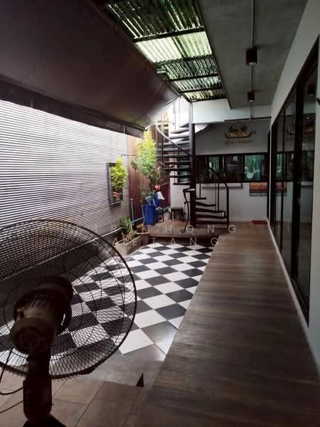 Two adjoining townhouses 66 sq.wa 4 Beds 4 Baths Soi Kamphaeng Phet 6, Laksi, Bangkok