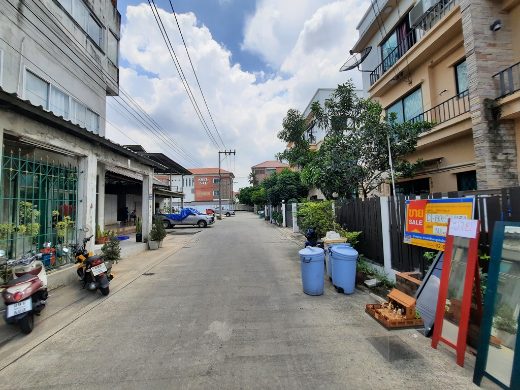 บ้านเดี่ยว โครงการดิ เอ็มไพร์ ลาดพร้าว 101
