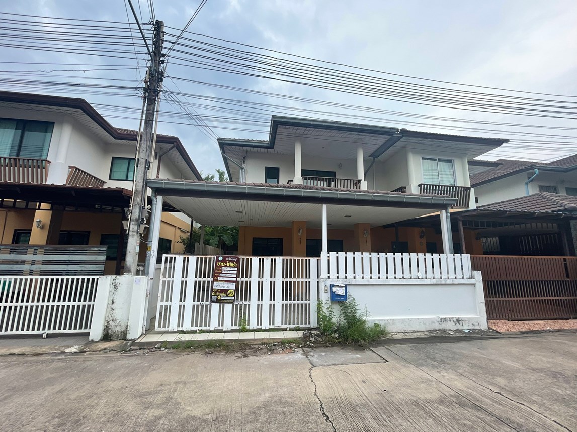Townhouse in Laphatsadtha Subdivision, Bang Lamung, Chonburi