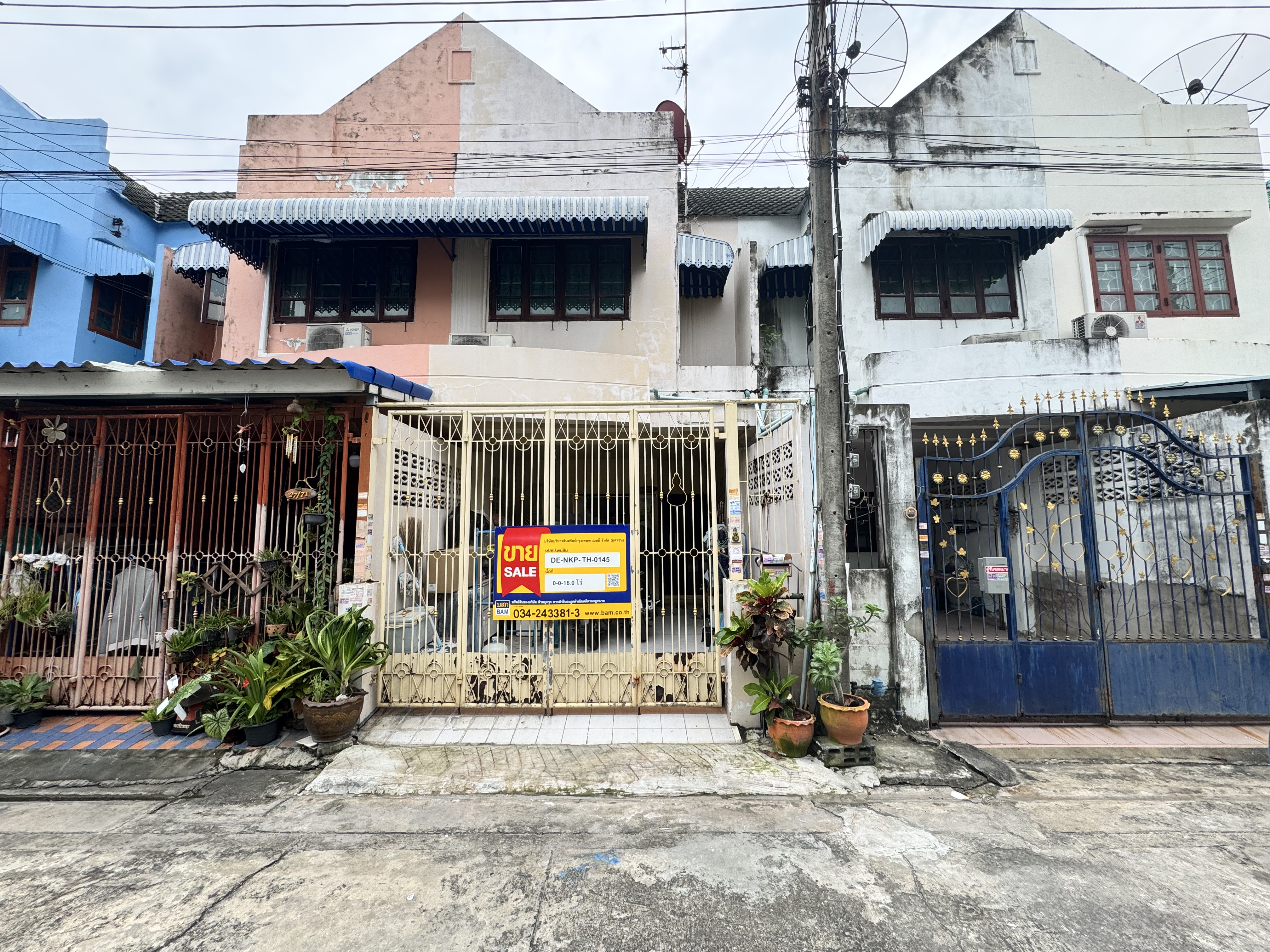 Two-story townhouse in Dhanavaran Project, Sam Phran, Nakhon Pathom.