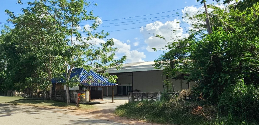 ที่ดินพร้อมบ้านพักอาศัยสำหรับขายที่อำเภอด่านขุนทด จังหวัดนครราชสีมา
ที่ดินมีขนาด 5 ไร่ 2 ตารางวาเศษ มีหลังบ้านขนาด 3 ห้องนอน 2 ห้องน้ำ 1 ห้องครัว 1 ห้องรับแขก 1 ห้องเก็บของ และ 1 ห้องเก็บของขนาดเล็ก
บ้านพักอาศัยมีขนาด 5 ห้องนอน 4 ห้องน้ำ 1 ห้อง