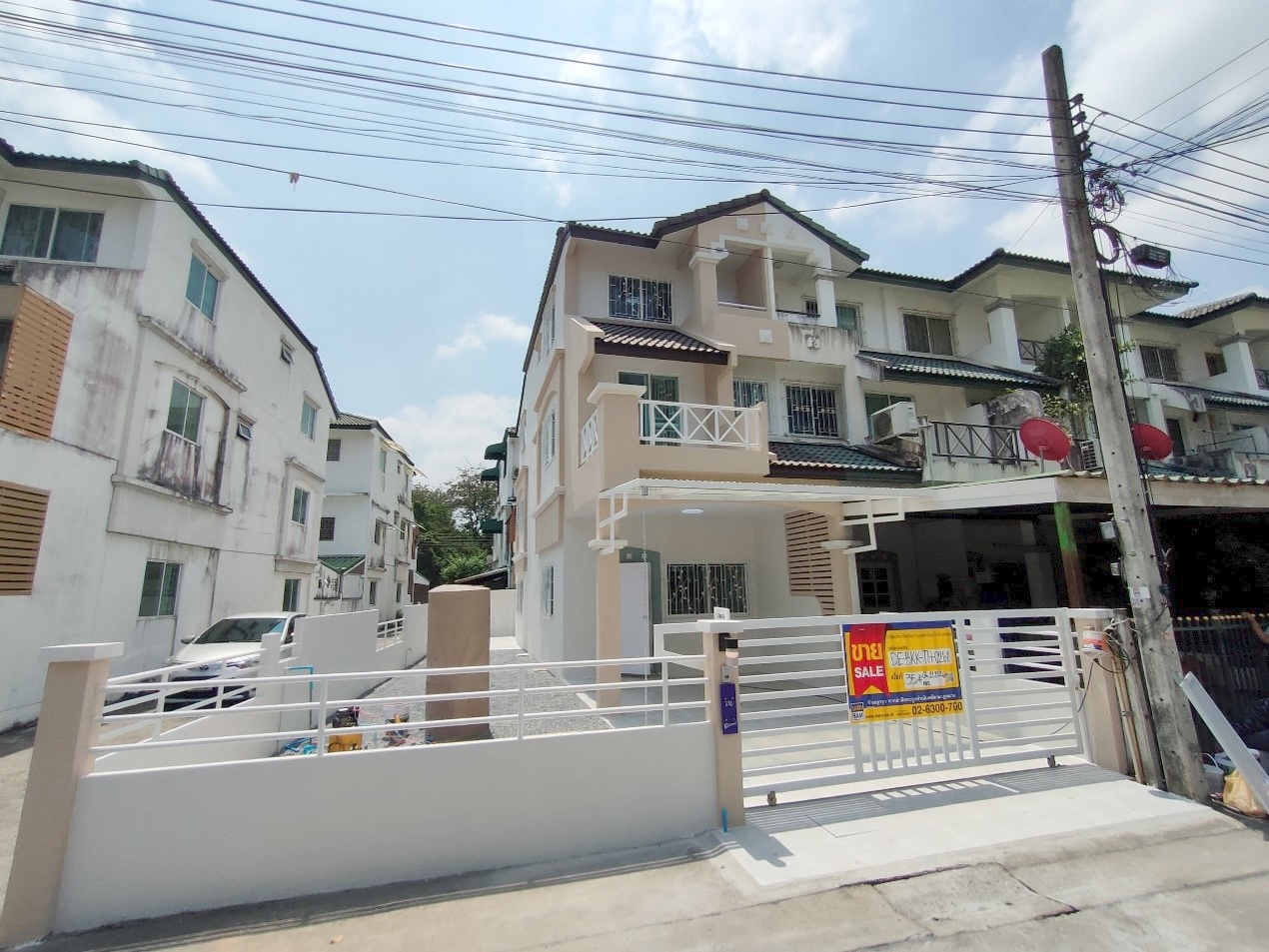 ทาวน์เฮ้าส์ โครงการบ้านมณเฑียรทิพย์ บางเขน : ปรับปรุงใหม่ ราคา 2,950,000 บาท พื้นที่ 40 ตารางวา 3 ห้องนอน 2 ห้องน้ำ 1 ห้องครัว 1 ห้องรับแขก 1 ห้องทำงาน มีระเบียงและพื้นที่จอดรถ มีเฟอร์นิเจอร์ครบครัน และมีเครื่องใช้ไฟฟ้าครบครัน