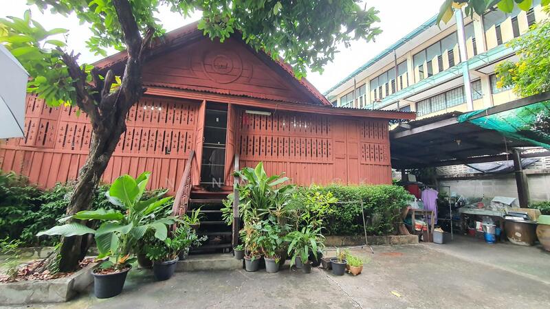 ขายที่ดิน 221 ตรว. พร้อมตึกแถว 6 ห้อง และบ้านไม้ทรงไทย 2 หลัง ซอยวัดแก้วฟ้า สี่พระยา, Bangkok