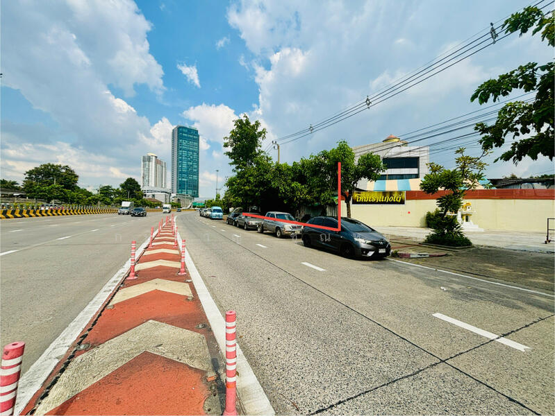 ติดถนนวงแหวนอุตสาหกรรม, Bangkok