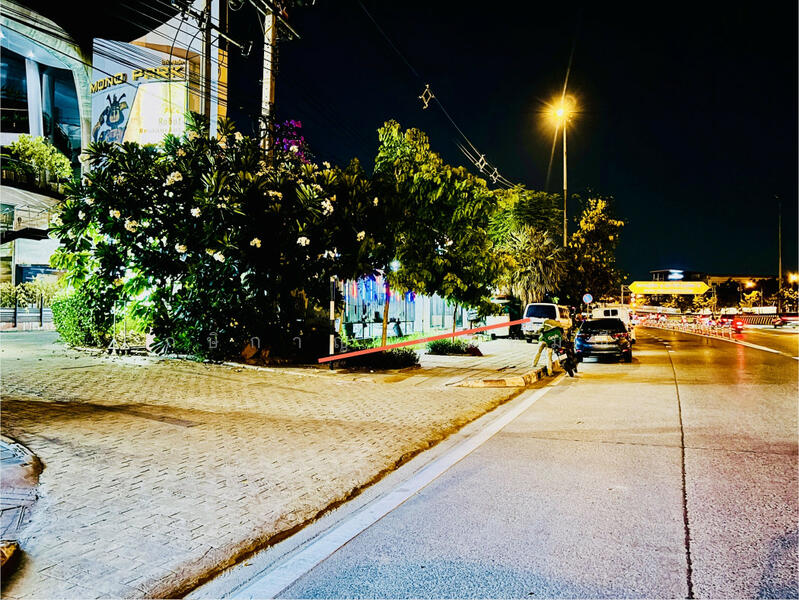 ติดถนนวงแหวนอุตสาหกรรม, Bangkok