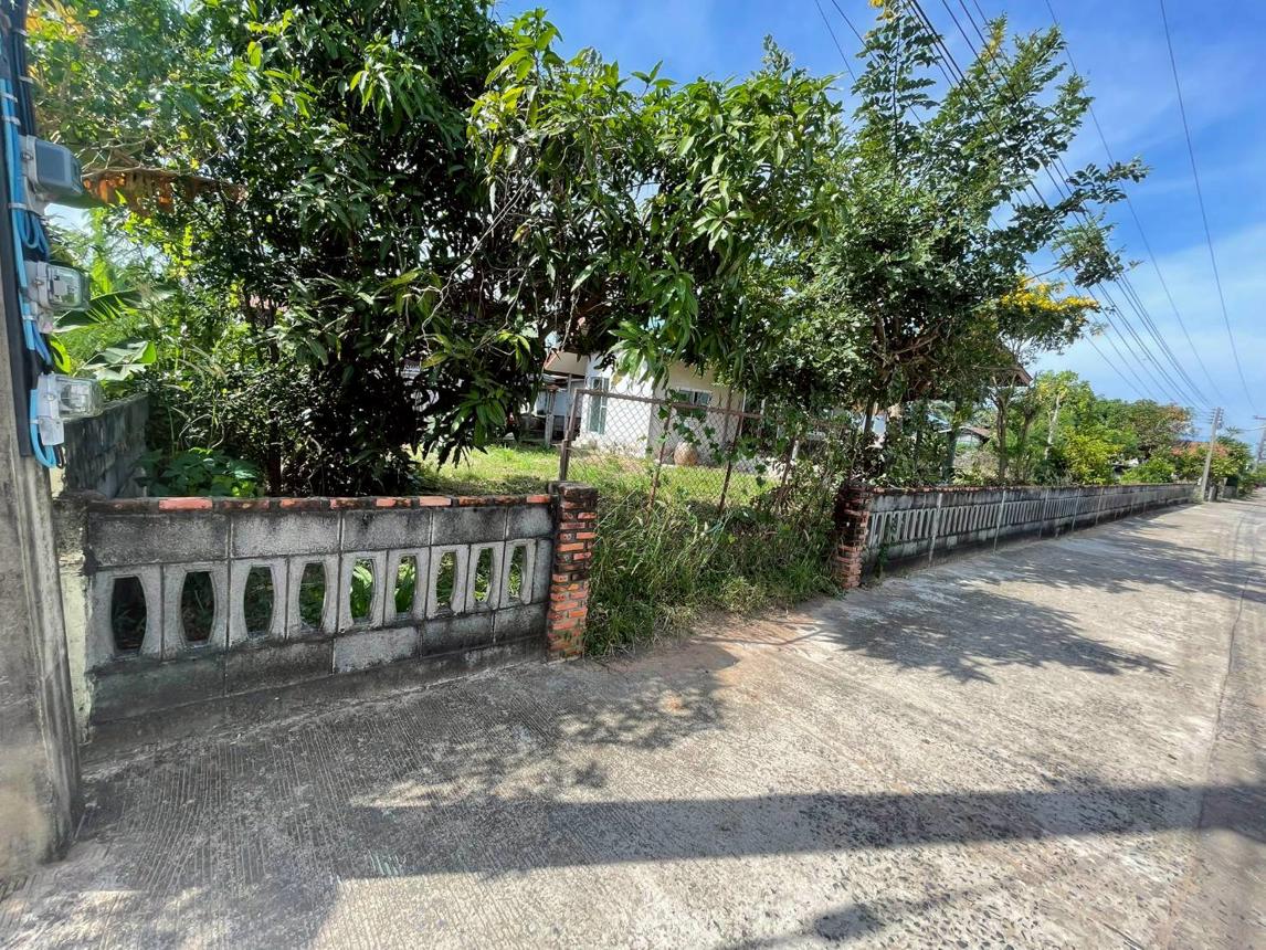 Single-family house, outside the Yosothorn project, Kaew Dam, Yosothorn