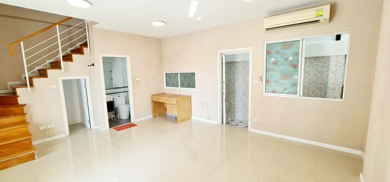 ขายทาวน์โฮม 3 ชั้น หลังมุม ปรับปรุงใหม่ทั้งหลัง หมู่บ้านวิรัลพัชร Exclusive เดินทางสะดวก ใกล้รถไฟฟ้า, Bangkok