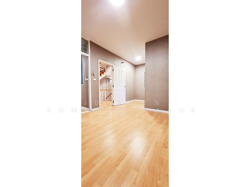 ขายทาวน์โฮม 3 ชั้น หลังมุม ปรับปรุงใหม่ทั้งหลัง หมู่บ้านวิรัลพัชร Exclusive เดินทางสะดวก ใกล้รถไฟฟ้า, Bangkok