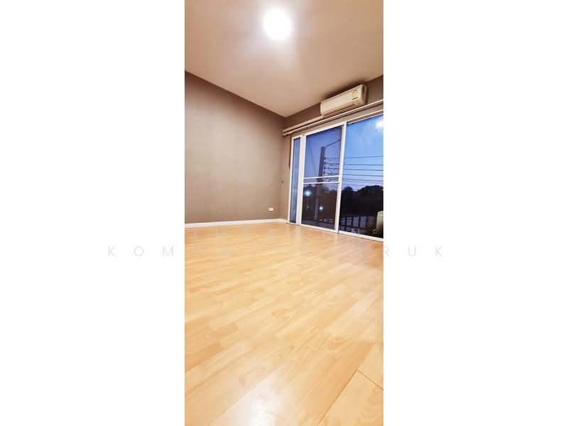 ขายทาวน์โฮม 3 ชั้น หลังมุม ปรับปรุงใหม่ทั้งหลัง หมู่บ้านวิรัลพัชร Exclusive เดินทางสะดวก ใกล้รถไฟฟ้า, Bangkok