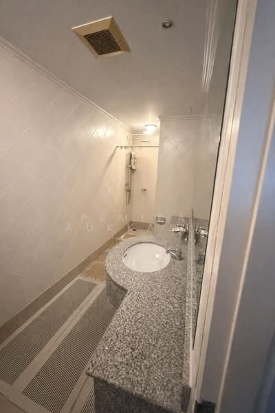 Paholyothin Park condominium, Bangkok