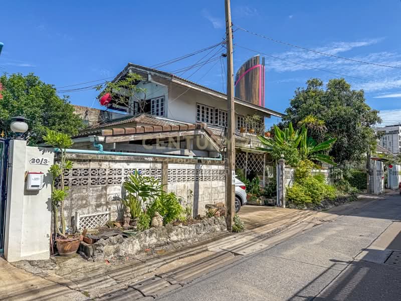 RARE FIND! Corner House, "3-Sided Street”, Bangkok