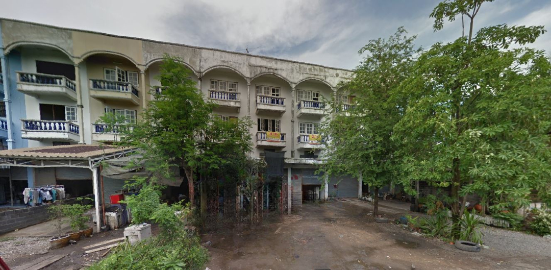 Commercial Townhouse in Lam Luk Ka
For Sale: 2-storey Commercial Townhouse in Lam Luk Ka, Pathum Thani
- Total Area: 72.6 sqm (2nd floor: 26.2 sqm, 1st floor: 46.4 sqm)
- 2 bedrooms, 2 bathrooms
- 1 parking space
- Fully furnished
- Close to Lam Luk Ka Hospital and Central Plaza Lam Luk Ka