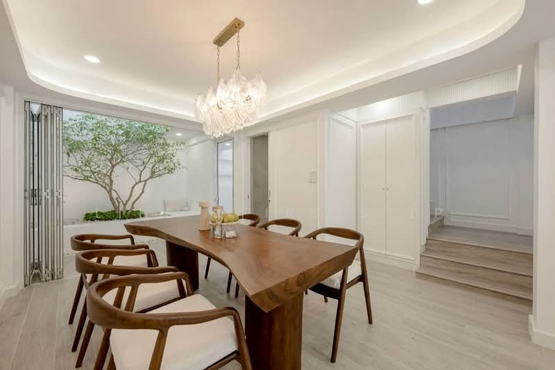 Beautiful 3-Storey Townhome Thonglor area, Newly renovated, Near BTS Thonglor, Bangkok