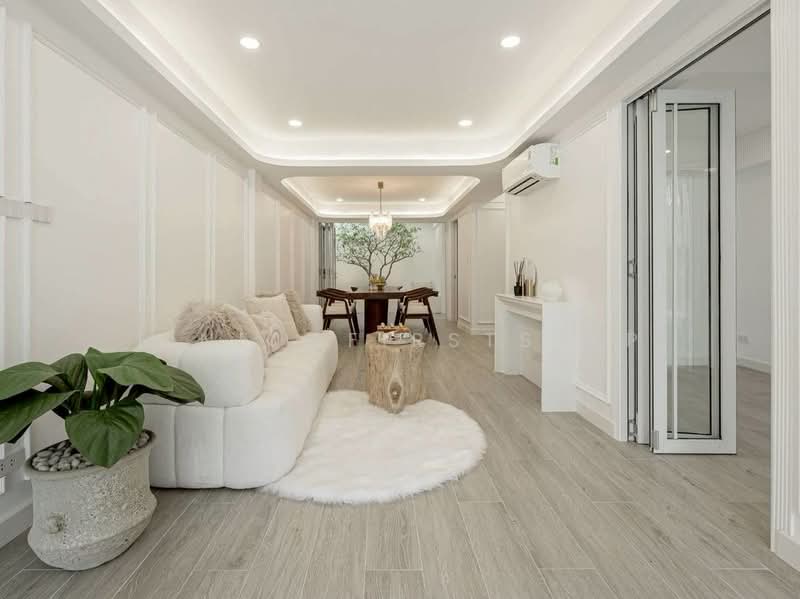 Beautiful 3-Storey Townhome Thonglor area, Newly renovated, Near BTS Thonglor, Bangkok