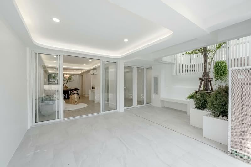 Beautiful 3-Storey Townhome Thonglor area, Newly renovated, Near BTS Thonglor, Bangkok