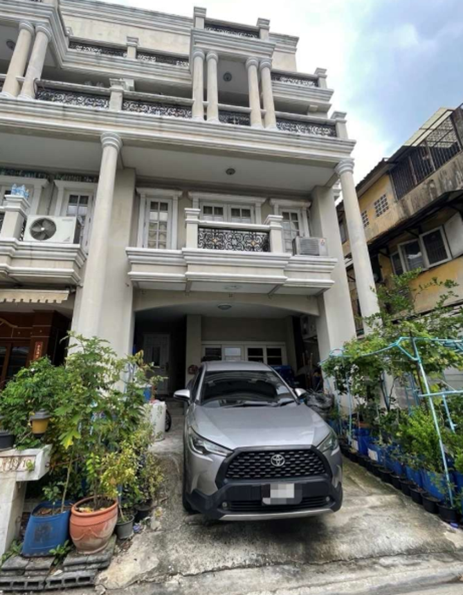 Single-detached house in Phra Khanong, Bangkok.