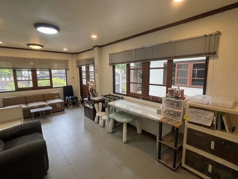Pakamas Village, Bangkok
